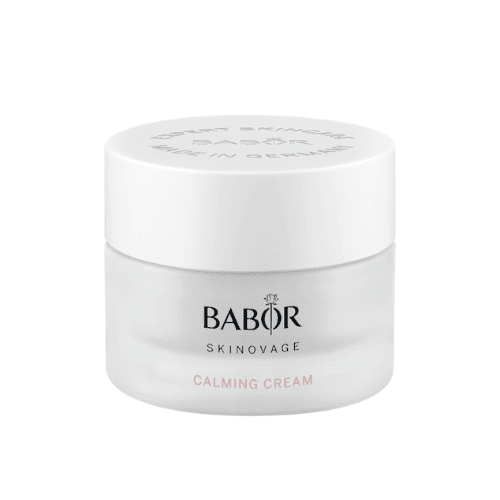Mujer aplicando crema BABOR Calming Cream Rich, producto de skincare para piel sensible con enrojecimiento y tirantez.