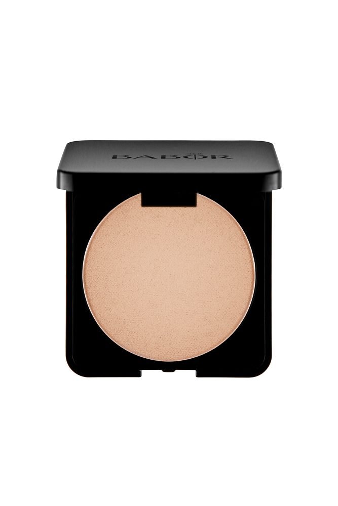 Polvo compacto BABOR en crema tono 03 Almond con cobertura adaptable y acabado profesional para piel natural.